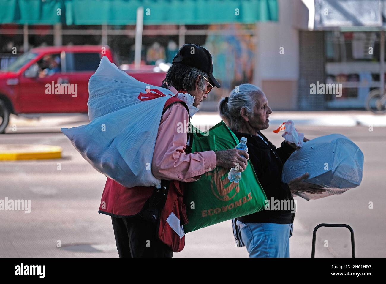 11 novembre 2021, Nogales, Arizona, U. S.: Les acheteurs dans les rues de Nogales, Arizona..Nogales et d'autres villes frontalières du sud ont été rouverts cette semaine après la fermeture de la frontière par la pandémie de Covid au cours des deux dernières années.L'économie locale a subi un grand coup et de nombreuses entreprises ont fermé pour ne jamais se rouvrir.Les commerçants locaux se sont appuyés sur les clients venus de Nogales, Sonora pour dépenser leur argent et, lorsque leur base de clients a disparu la nuit, ils ont été forcés de fermer.L'économie de l'autre côté de la frontière a également souffert, car une grande partie de leur économie a compté sur les day traders pour apporter des marchandises de l'Arizona f Banque D'Images