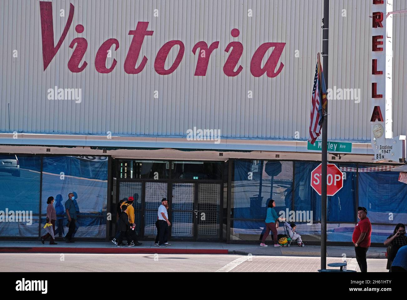11 novembre 2021, Nogales, Arizona, U. S.: Les acheteurs dans les rues de Nogales, Arizona..Nogales et d'autres villes frontalières du sud ont été rouverts cette semaine après la fermeture de la frontière par la pandémie de Covid au cours des deux dernières années.L'économie locale a subi un grand coup et de nombreuses entreprises ont fermé pour ne jamais se rouvrir.Les commerçants locaux se sont appuyés sur les clients venus de Nogales, Sonora pour dépenser leur argent et, lorsque leur base de clients a disparu la nuit, ils ont été forcés de fermer.L'économie de l'autre côté de la frontière a également souffert, car une grande partie de leur économie a compté sur les day traders pour apporter des marchandises de l'Arizona f Banque D'Images