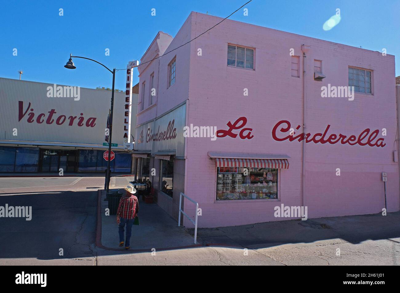 11 novembre 2021, Nogales, Arizona, U. S.: Les acheteurs dans les rues de Nogales, Arizona..Nogales et d'autres villes frontalières du sud ont été rouverts cette semaine après la fermeture de la frontière par la pandémie de Covid au cours des deux dernières années.L'économie locale a subi un grand coup et de nombreuses entreprises ont fermé pour ne jamais se rouvrir.Les commerçants locaux se sont appuyés sur les clients venus de Nogales, Sonora pour dépenser leur argent et, lorsque leur base de clients a disparu la nuit, ils ont été forcés de fermer.L'économie de l'autre côté de la frontière a également souffert, car une grande partie de leur économie a compté sur les day traders pour apporter des marchandises de l'Arizona f Banque D'Images
