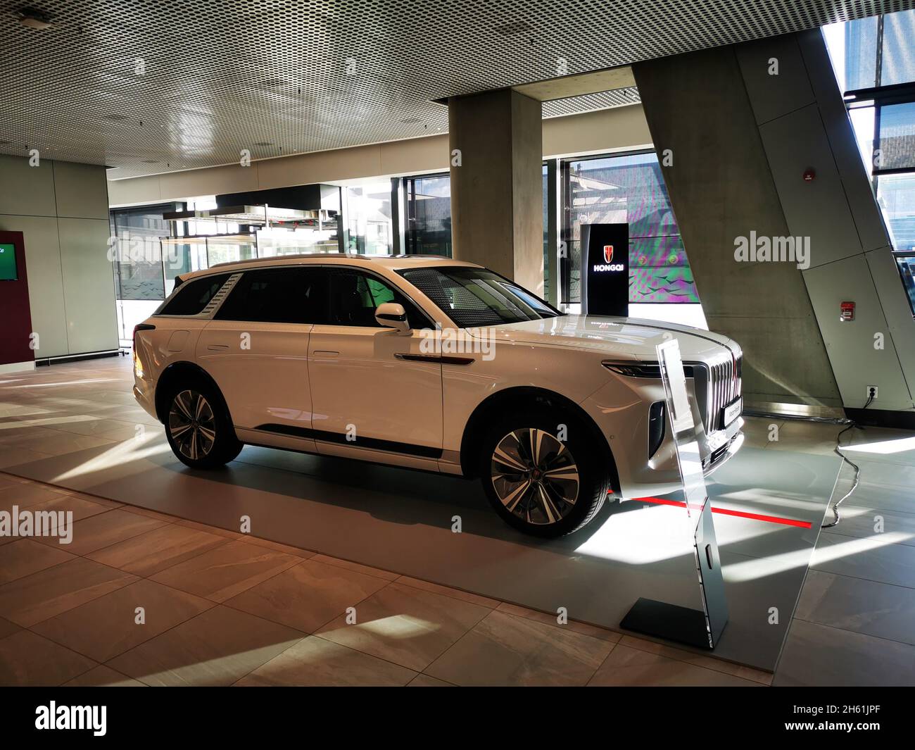 BERGEN, NORVÈGE - 17 octobre 2021 : le côté du nouveau modèle d'exposition électrique Hongqi E-HS9 à l'aéroport de Bergen, en Norvège Banque D'Images