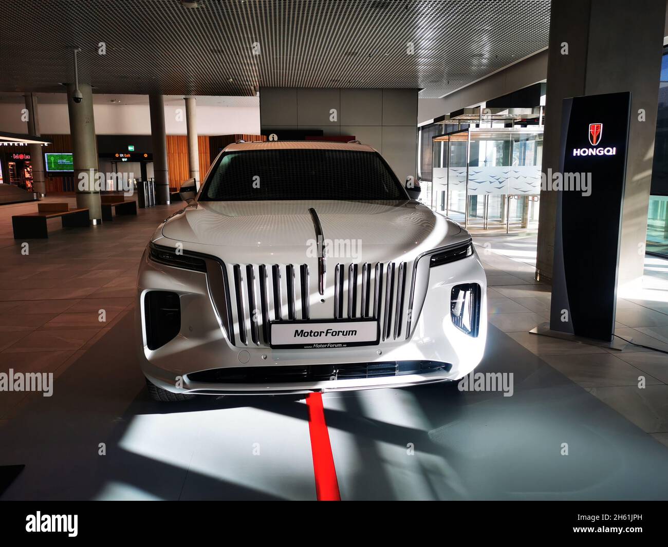 BERGEN, NORVÈGE - 17 octobre 2021 : avant du nouveau modèle d'exposition électrique Hongqi E-HS9 à l'aéroport de Bergen, en Norvège Banque D'Images