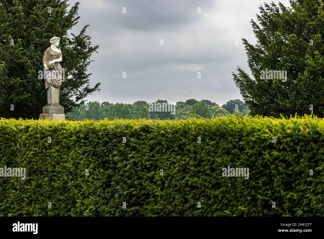 Statues de jardin ornemental classique dans le domaine de Palmerstown House, Johnstown, comté de Kildare, Irlande Banque D'Images