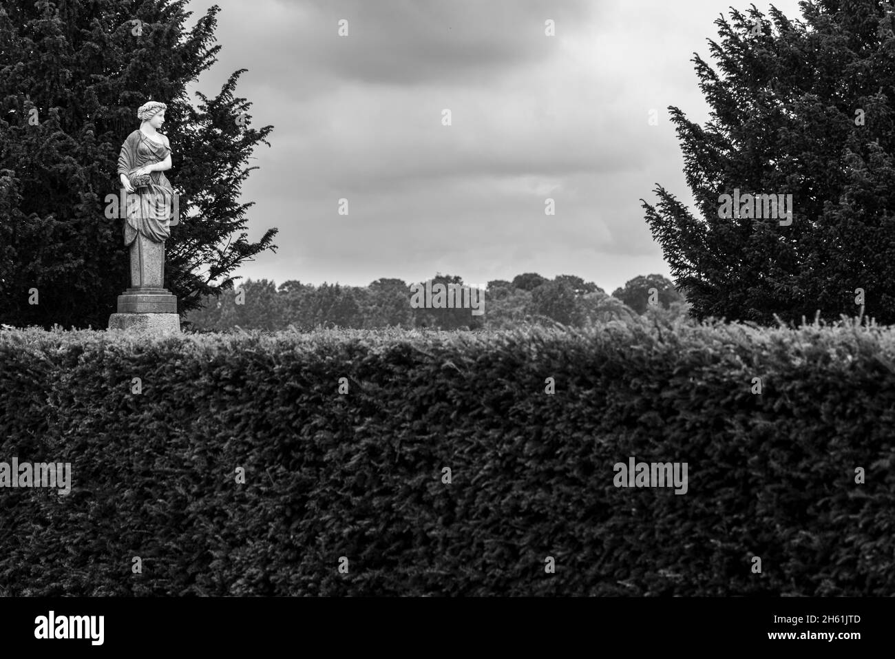 Statues de jardin ornemental classique dans le domaine de Palmerstown House, Johnstown, comté de Kildare, Irlande Banque D'Images