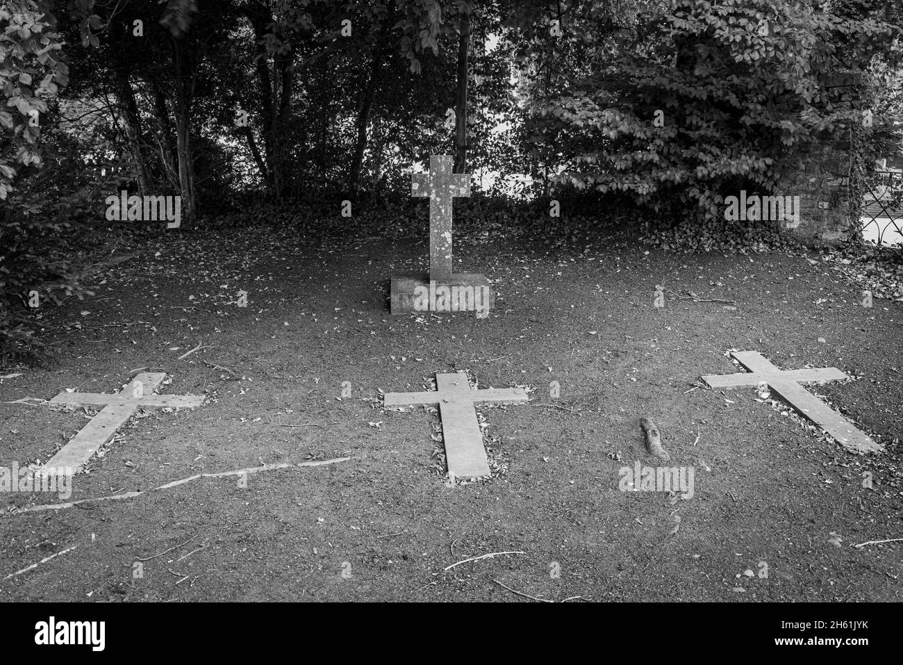 Marqueurs de tombe, croix de pierre dans le cimetière de la vieille église de Johnstown, comté de Kildare, Irlande Banque D'Images