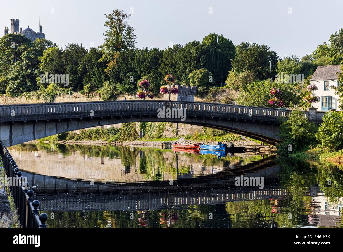 Pont de Saint Johns au-dessus de la rivière Nore avec des paniers de fleurs en été, Kilkenny, comté de Kilkenny, Irlande Banque D'Images