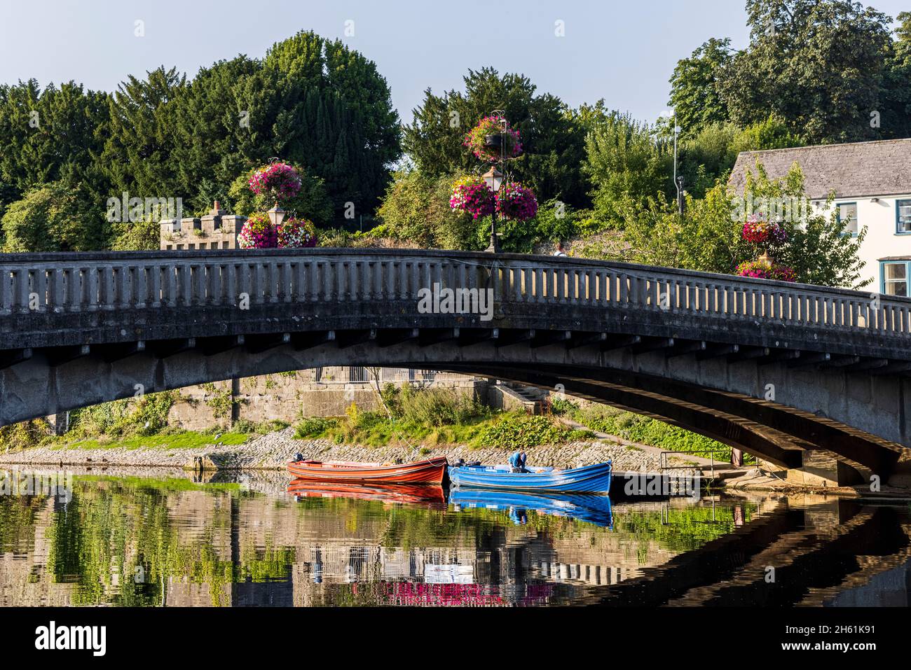 Pont de Saint Johns au-dessus de la rivière Nore avec des paniers de fleurs en été, Kilkenny, comté de Kilkenny, Irlande Banque D'Images