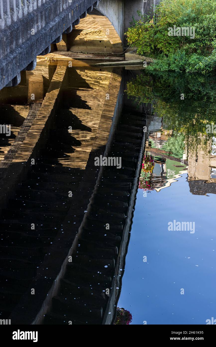 Réflexion abstraite dans la rivière Nore du pont de Saint Johns, Kilkenny, comté de Kilkenny, Irlande Banque D'Images