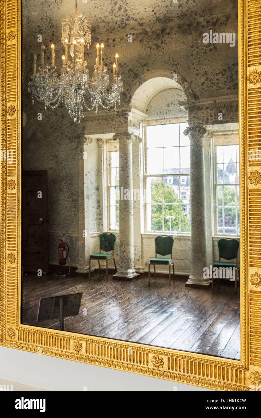 Miroir encadré doré avec marbrure reflétant une chambre et une fenêtre dans le château de Rathfarnham, Dublin, Irlande Banque D'Images