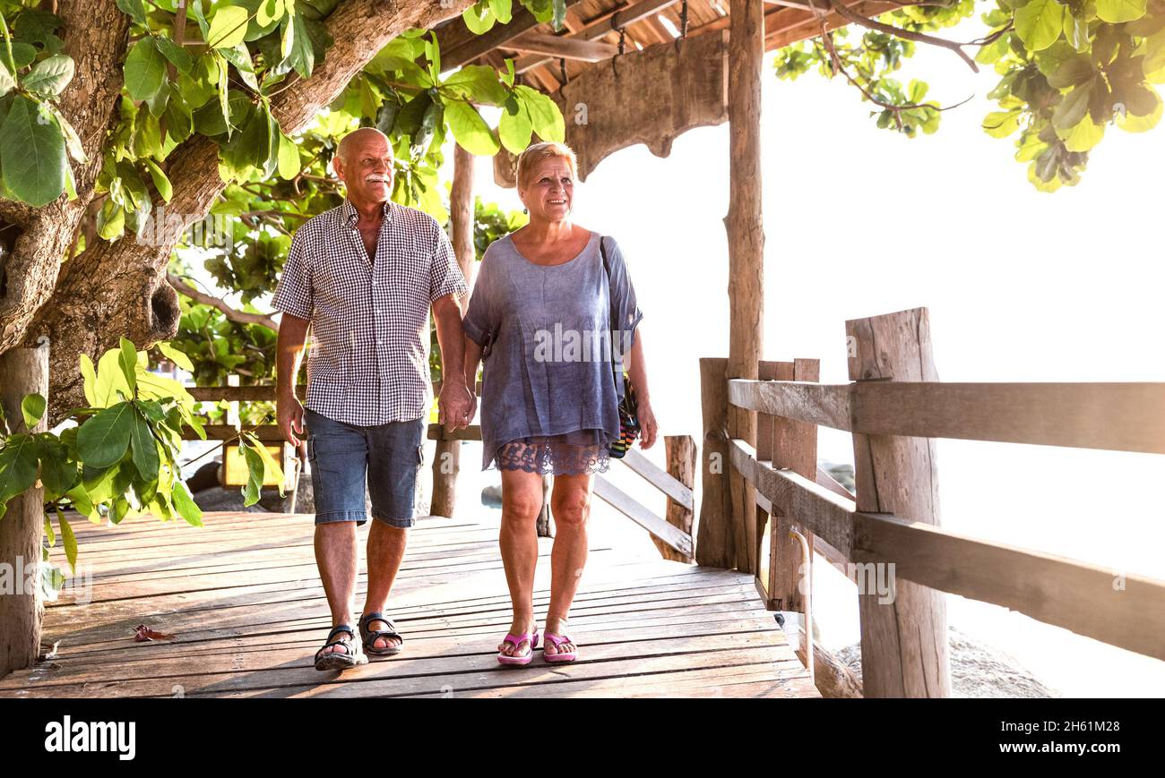 Happy Senior couple marchant main à la promenade de la plage de Koh Phangan - Active personnes âgées et Voyage concept de style de vie avec les personnes matures à la retraite Banque D'Images