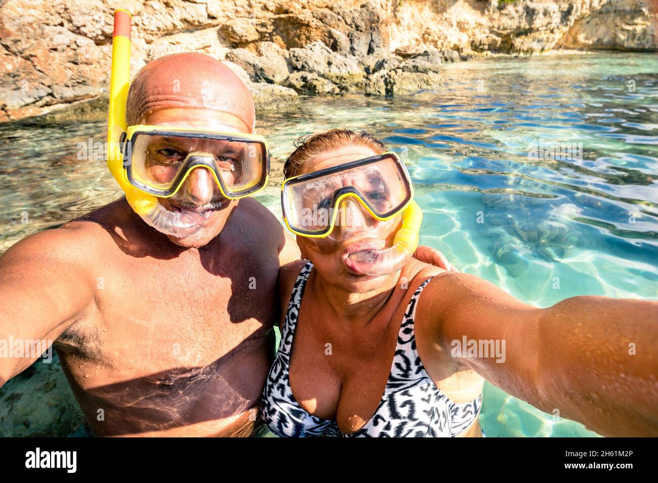Couple heureux senior prenant un selfie à Blue Lagoon à Gozo et Comino - Voyage à l'île méditerranéenne de Malte - concept de personnes âgées actives Banque D'Images