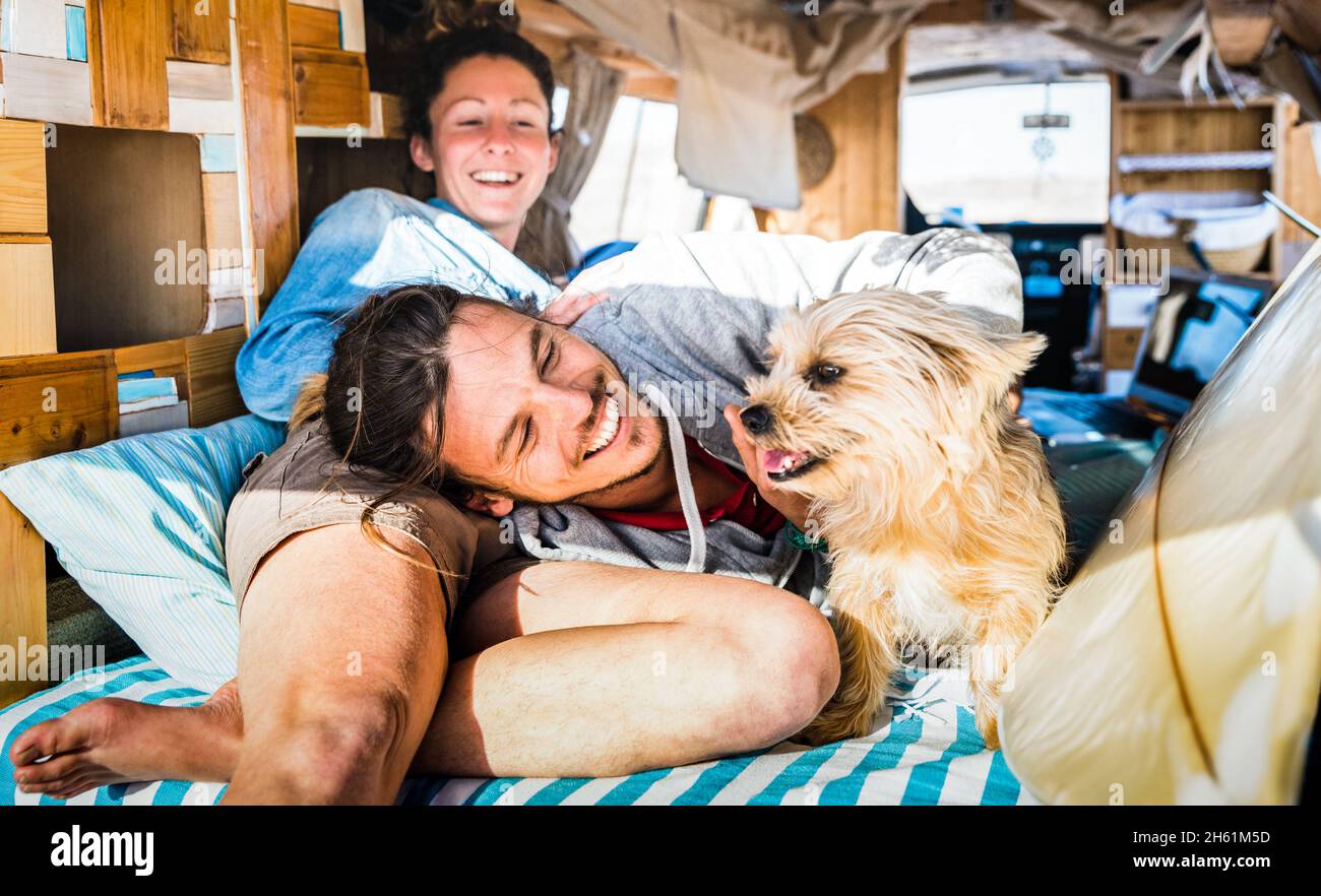 Hippie couple avec chien drôle voyageant ensemble sur le transport de minibus d'époque - concept d'inspiration de la vie avec les personnes indie sur le mini voyage aventure de minibus Banque D'Images
