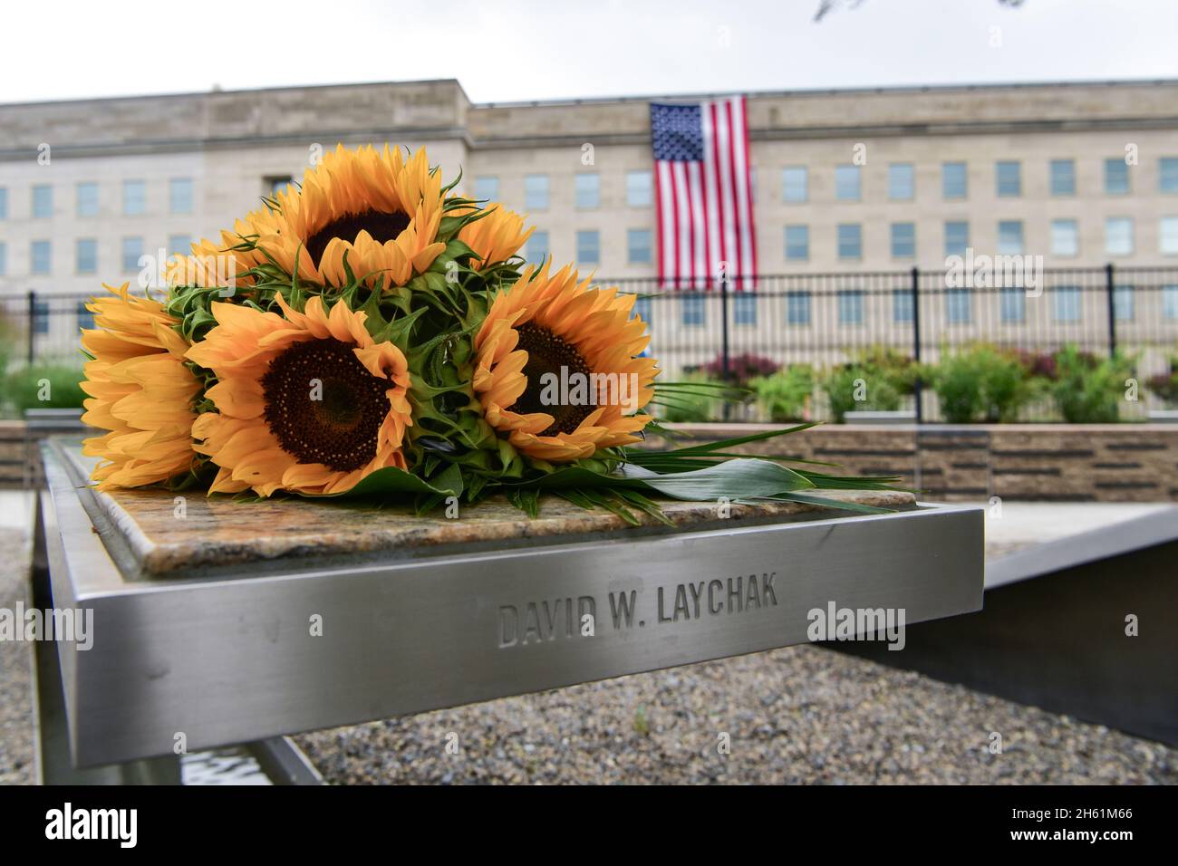 Reportage : des fleurs sont placées sur le banc pour David W. Laychak au Monument commémoratif du Pentagone national 9/11, le 11 septembre 2020, à l'occasion du 19e anniversaire des attentats. Banque D'Images