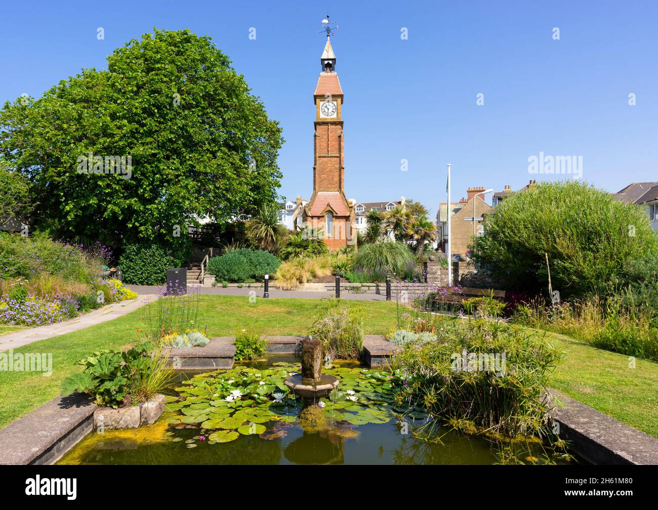 Seaton une ville balnéaire dans l'est du Devon avec une horloge victorienne Memorial et un étang aux nénuphars avec des lits de fleurs Jubilee Gardens Seaton Devon Angleterre GB Europe Banque D'Images