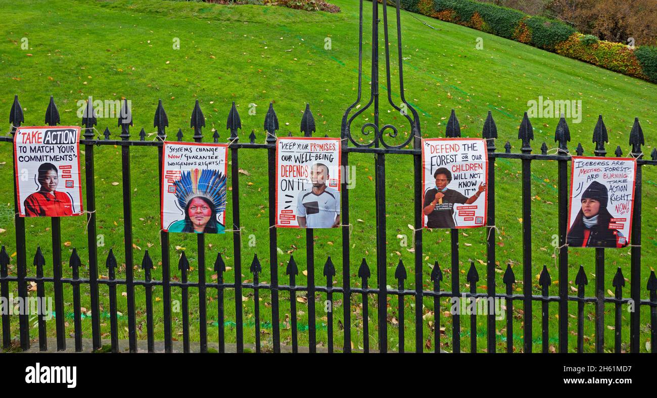 Centre-ville d'Édimbourg, Écosse, Royaume-Uni.12 novembre 2021.Cop26 signes de protestation de jeunes placés sur des rails au sommet de la Mound, Édimbourg, Écosse, Royaume-Uni. Banque D'Images