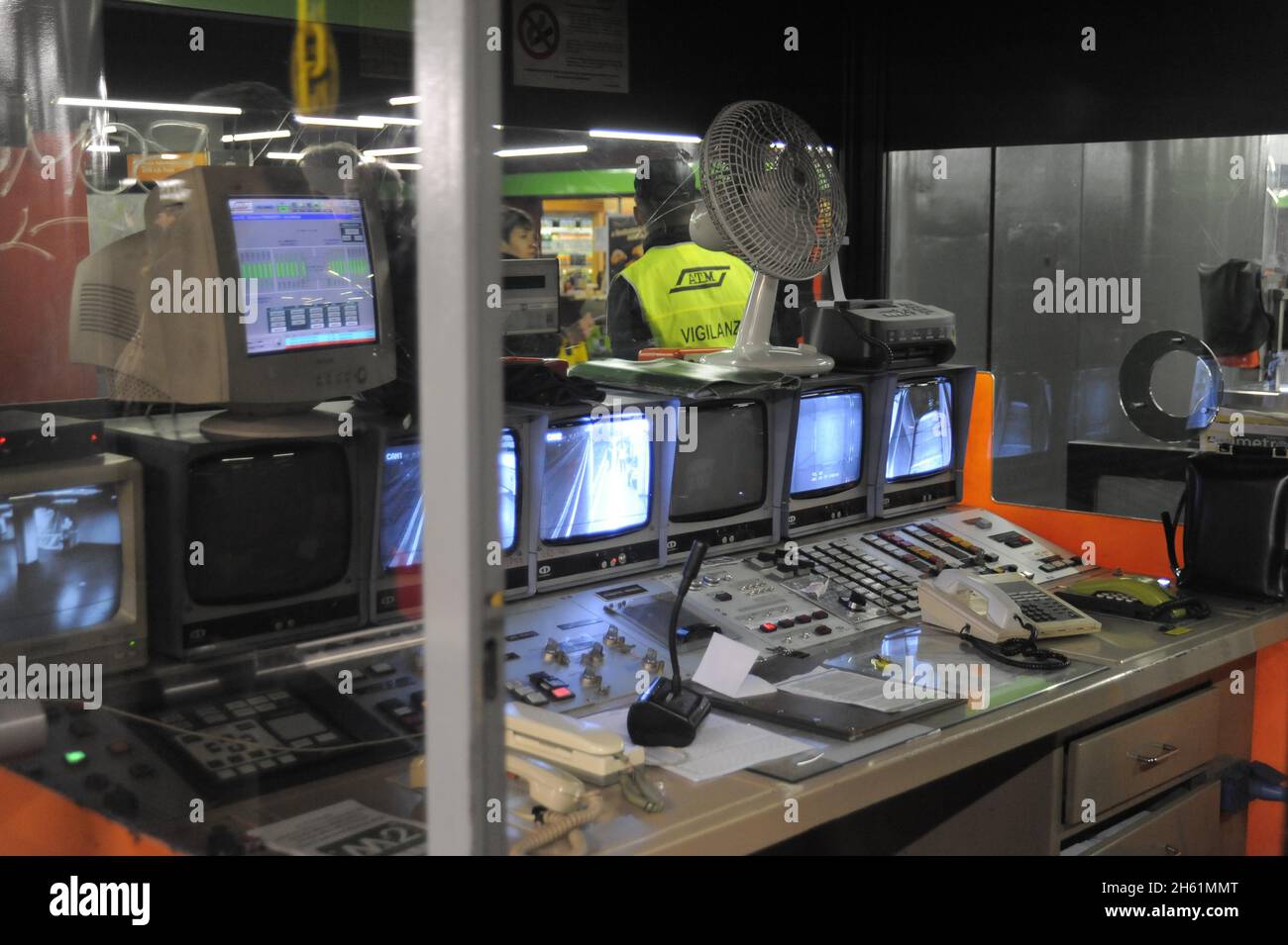 - station de métro de Milan Famagosta, gardes privés en service de sécurité - Milano, stazione Famagosta della Metropolitana, guardie privée dans servizio di sicurezza Banque D'Images