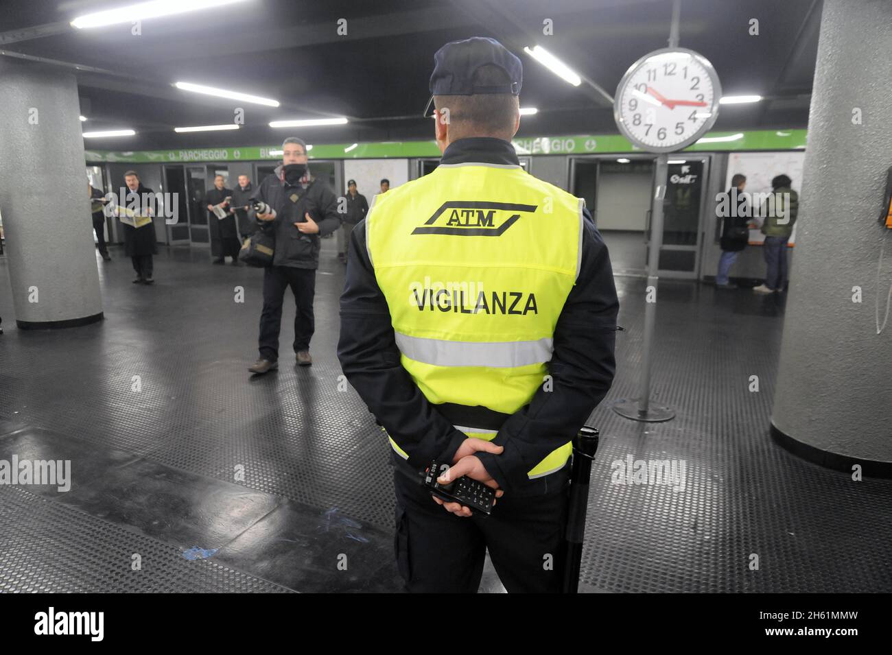 - station de métro de Milan Famagosta, gardes privés en service de sécurité - Milano, stazione Famagosta della Metropolitana, guardie privée dans servizio di sicurezza Banque D'Images