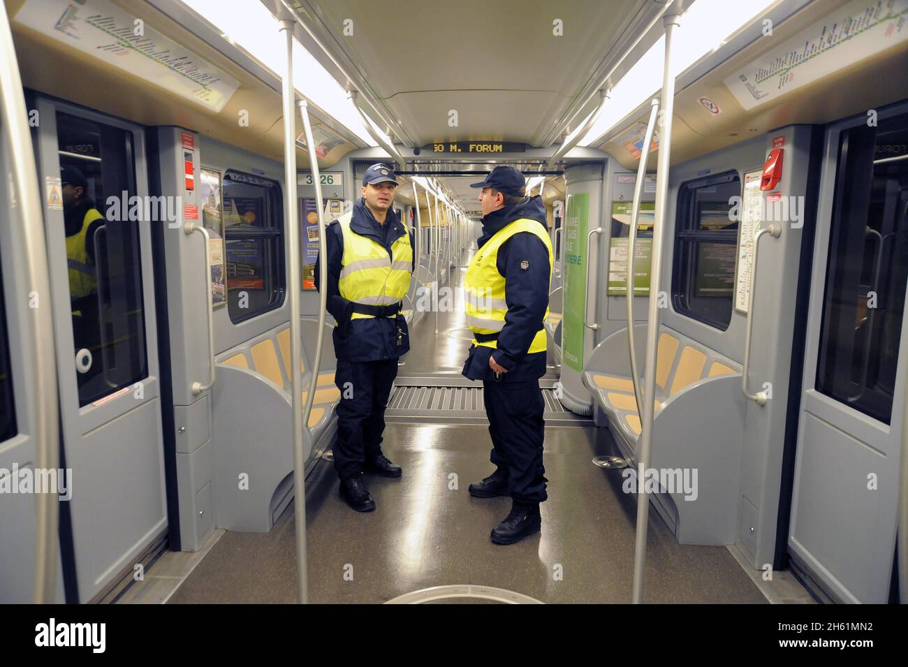 - Milan, gardes privés en service de sécurité sur la ligne 2 du métro - Milan, garde privée dans servizio di sicurezza sulla linea 2 della Metropolitana Banque D'Images