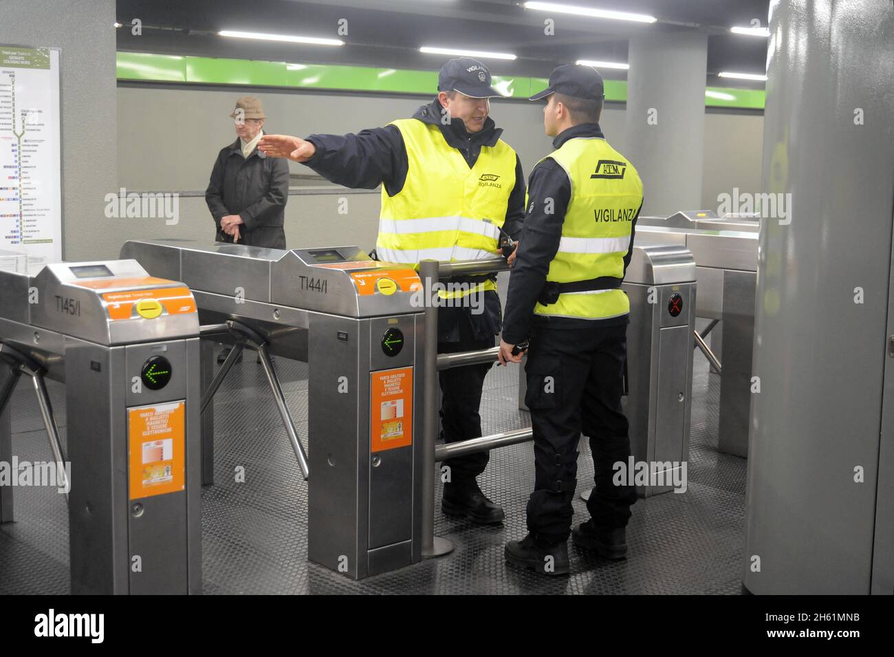 - station de métro de Milan Famagosta, gardes privés en service de sécurité - Milano, stazione Famagosta della Metropolitana, guardie privée dans servizio di sicurezza Banque D'Images