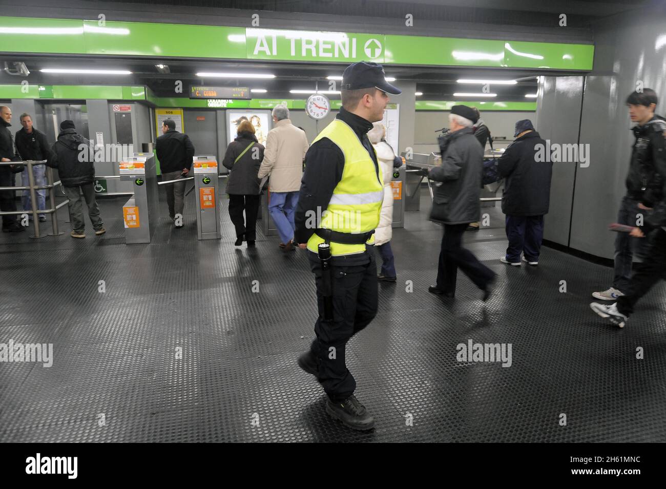 - station de métro de Milan Famagosta, gardes privés en service de sécurité - Milano, stazione Famagosta della Metropolitana, guardie privée dans servizio di sicurezza Banque D'Images