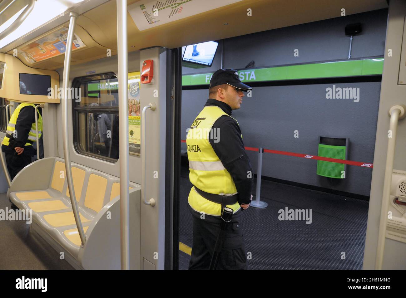 - Milan, gardes privés en service de sécurité sur la ligne 2 du métro - Milan, garde privée dans servizio di sicurezza sulla linea 2 della Metropolitana Banque D'Images