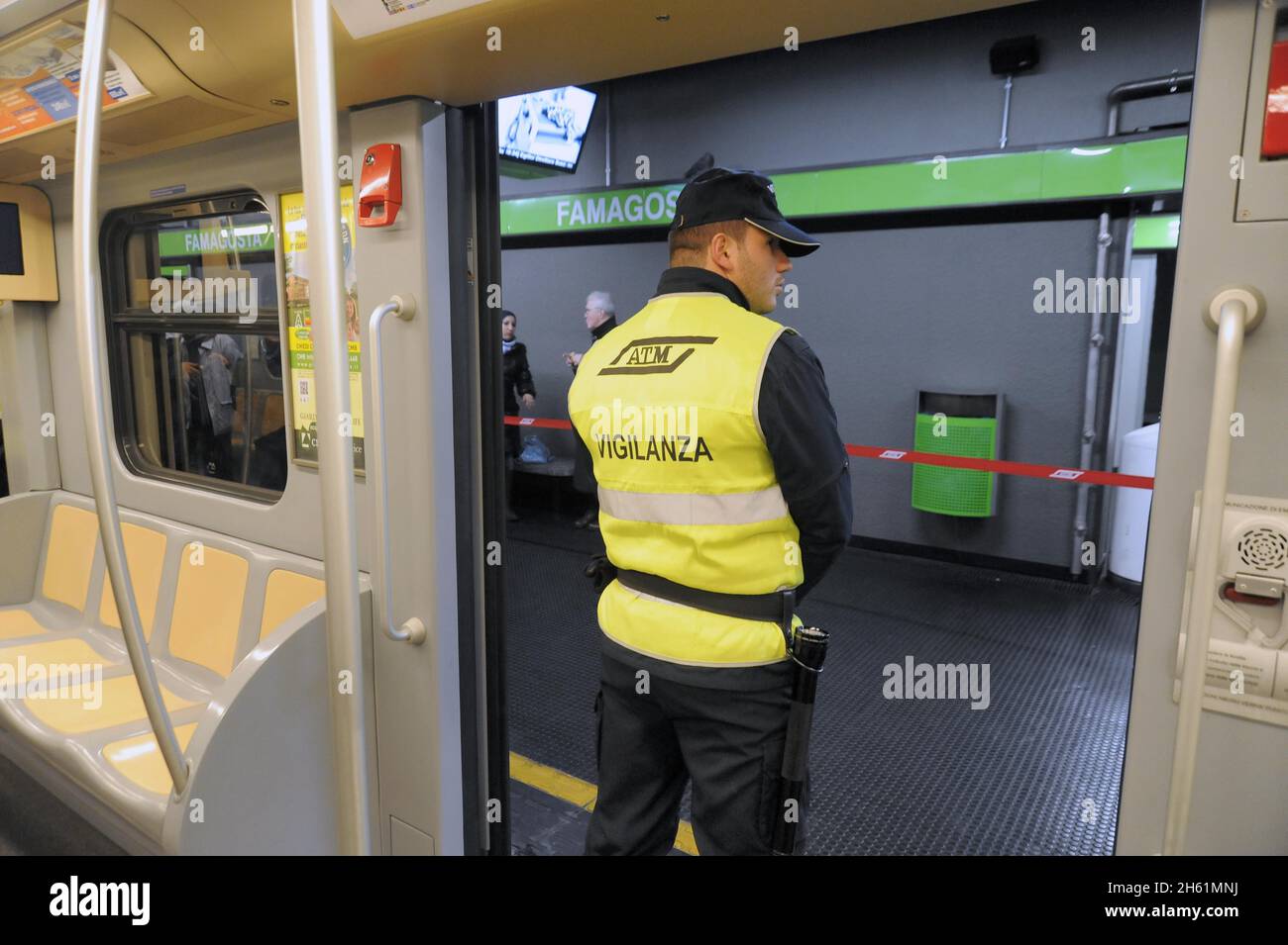 - Milan, gardes privés en service de sécurité sur la ligne 2 du métro - Milan, garde privée dans servizio di sicurezza sulla linea 2 della Metropolitana Banque D'Images