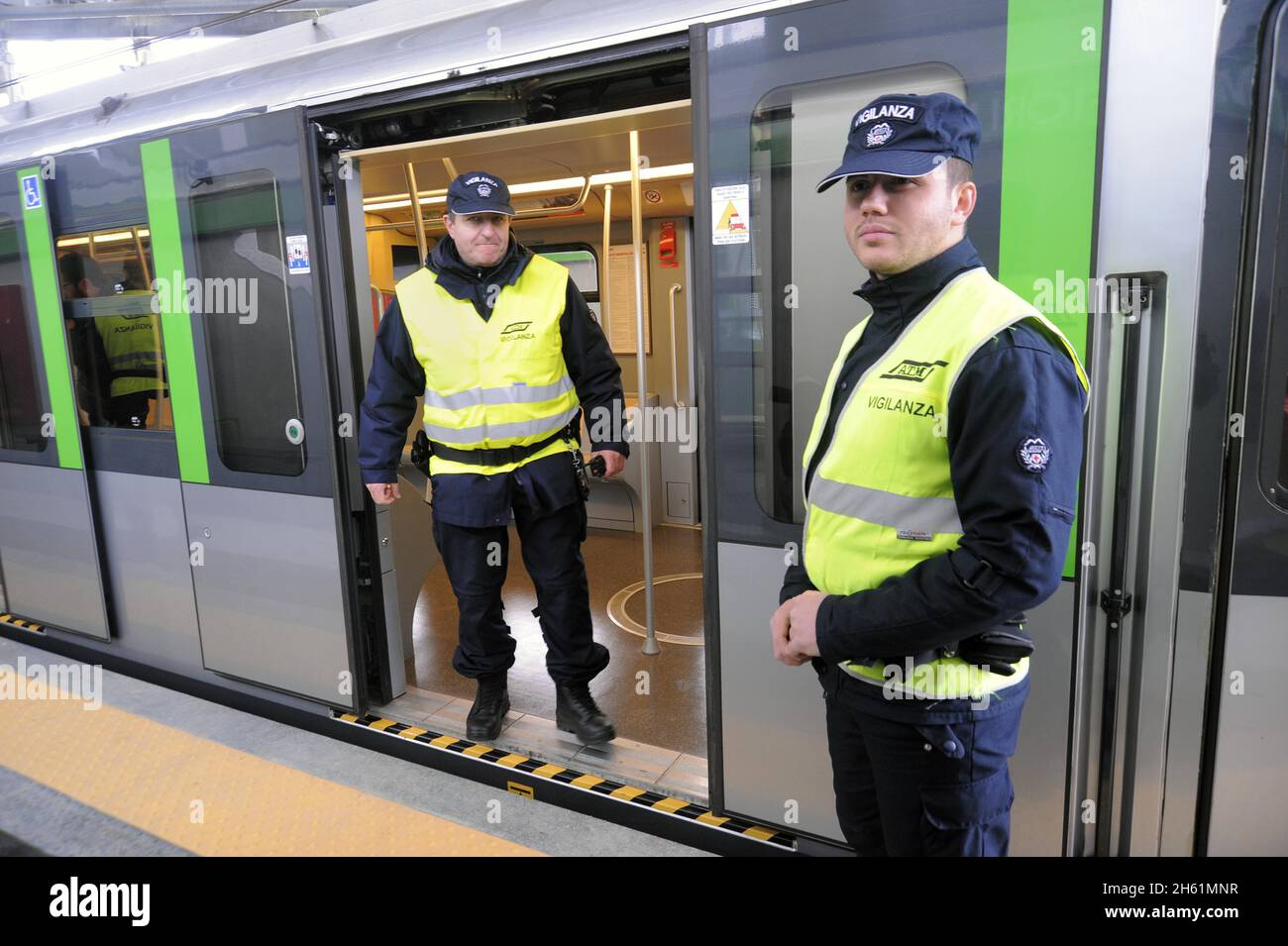 - Milan, gardes privés en service de sécurité sur la ligne 2 du métro - Milan, garde privée dans servizio di sicurezza sulla linea 2 della Metropolitana Banque D'Images