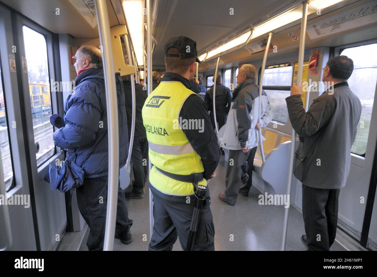 - Milan, gardes privés en service de sécurité sur la ligne 2 du métro - Milan, garde privée dans servizio di sicurezza sulla linea 2 della Metropolitana Banque D'Images