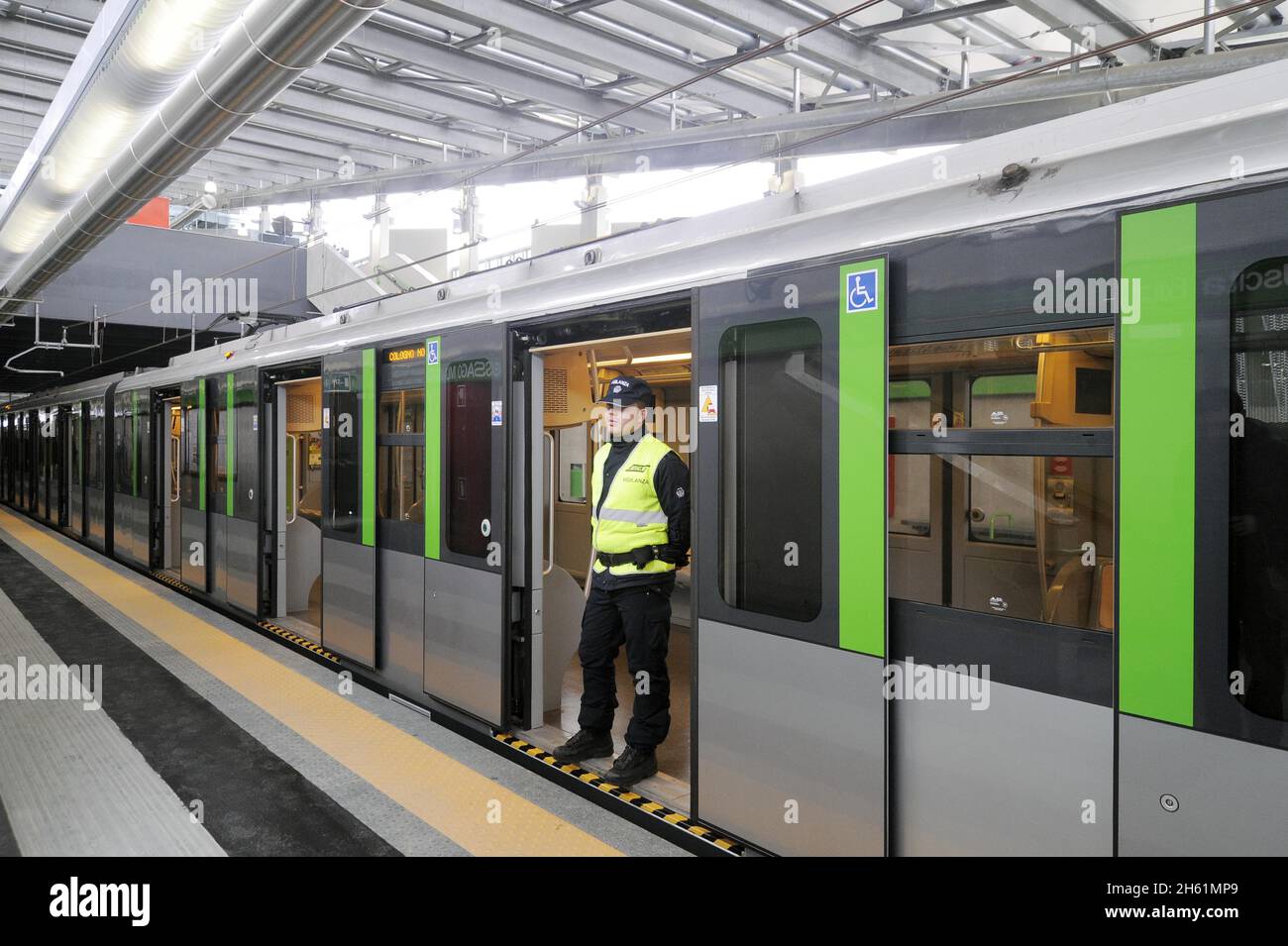 - Milan, gardes privés en service de sécurité sur la ligne 2 du métro - Milan, garde privée dans servizio di sicurezza sulla linea 2 della Metropolitana Banque D'Images