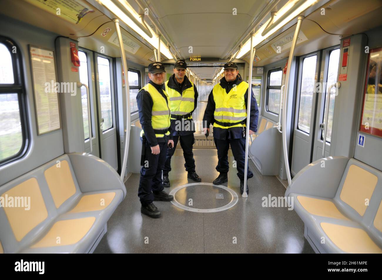 - Milan, gardes privés en service de sécurité sur la ligne 2 du métro - Milan, garde privée dans servizio di sicurezza sulla linea 2 della Metropolitana Banque D'Images