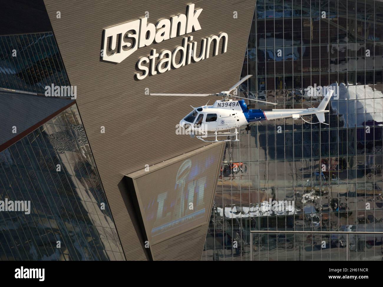 L'hélicoptère AStar, qui est un hélicoptère des douanes et de la protection des frontières, des opérations aériennes et maritimes des États-Unis, survole le stade de la banque des États-Unis avant le Super Bowl LII à Minneapolis, au Minnesota, le 29 janvier 2018. Banque D'Images