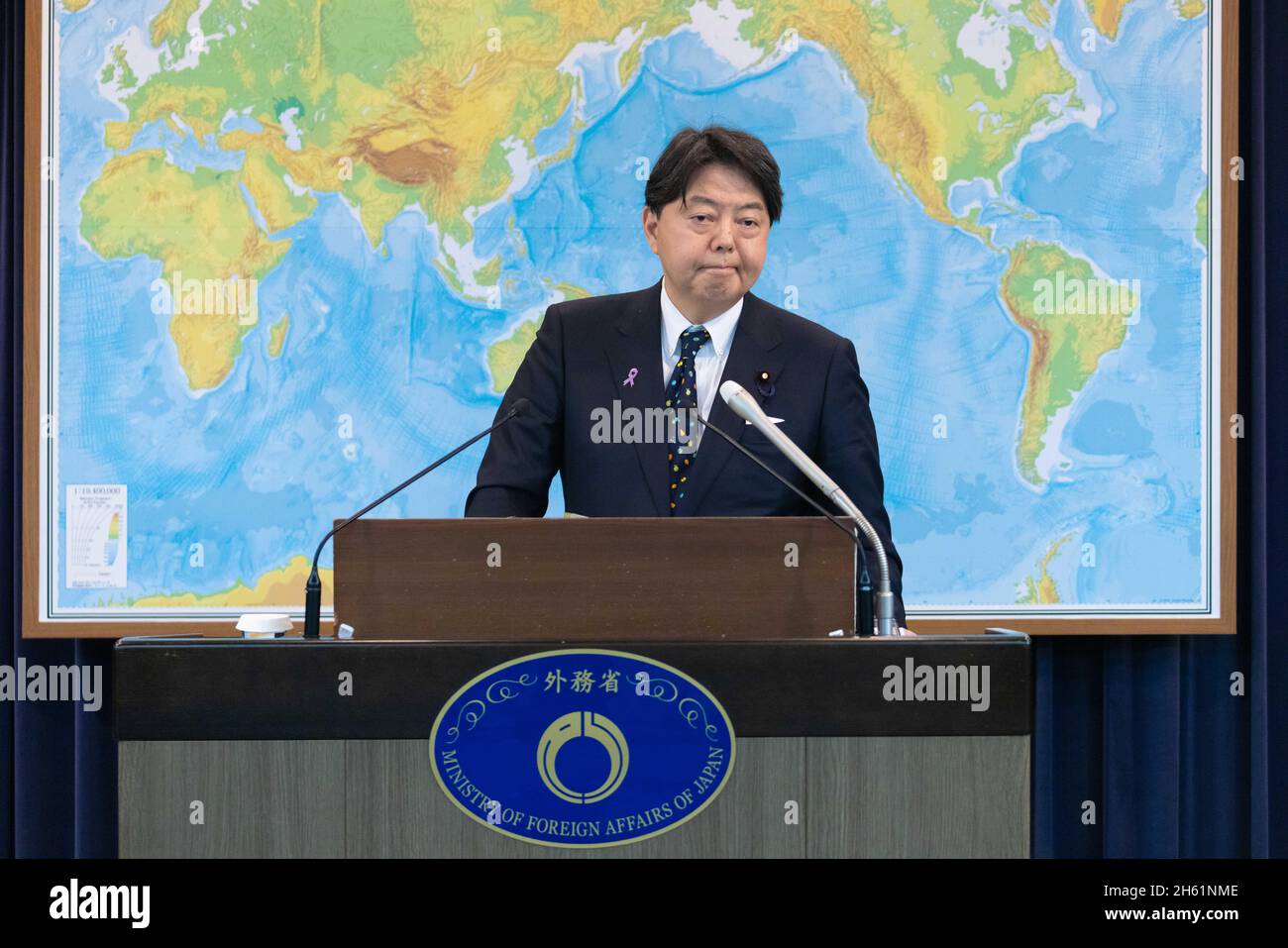 Tokyo, Japon.12 novembre 2021.Yoshimasa Hayashi le nouveau ministre japonais des Affaires étrangères a pris la parole lors de sa conférence de presse régulière au Ministère des Affaires étrangères.Crédit : SOPA Images Limited/Alamy Live News Banque D'Images