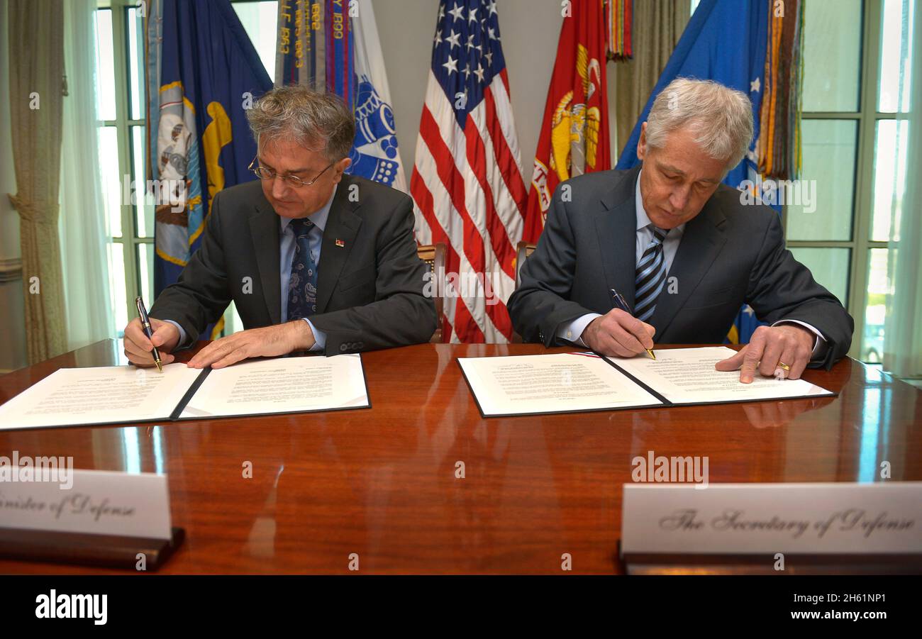 Le secrétaire à la Défense, Chuck Hagel, et le ministre serbe de la Défense, Nebojsa Rodic signent l'Accord général sur la sécurité de l'information militaire ca.2014 Banque D'Images