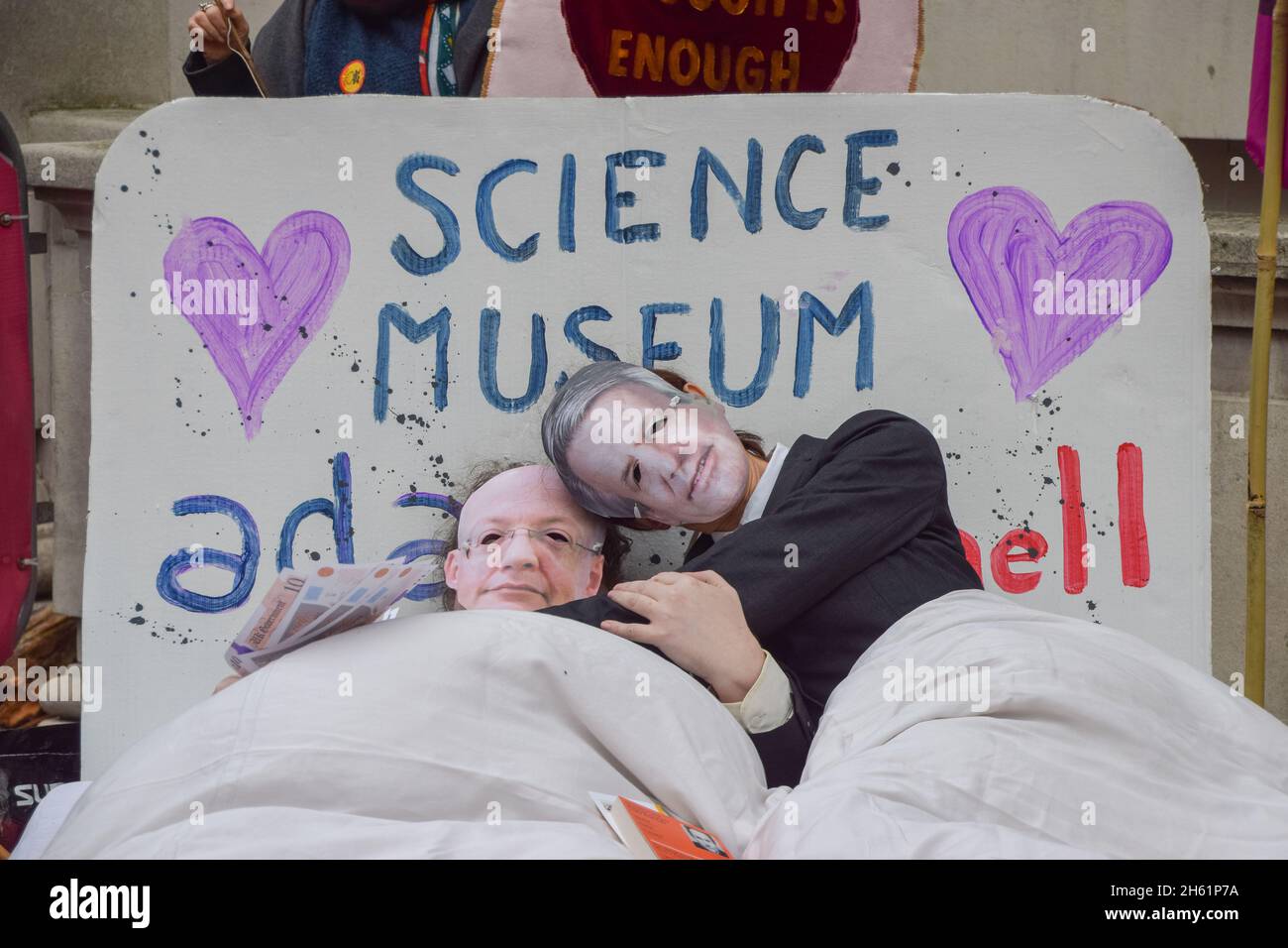 Londres, Royaume-Uni.12 novembre 2021.Les manifestants habillés comme directeur du Musée des Sciences Ian Blatchford et le PDG de Shell Ben van Beurden sont au lit.Extinction les manifestants de la rébellion se sont rassemblés devant le Musée des sciences de South Kensington, dans le cadre de leurs manifestations contre le parrainage du musée par les compagnies de combustibles fossiles Shell et Adani.Credit: Vuk Valcic / Alamy Live News Banque D'Images