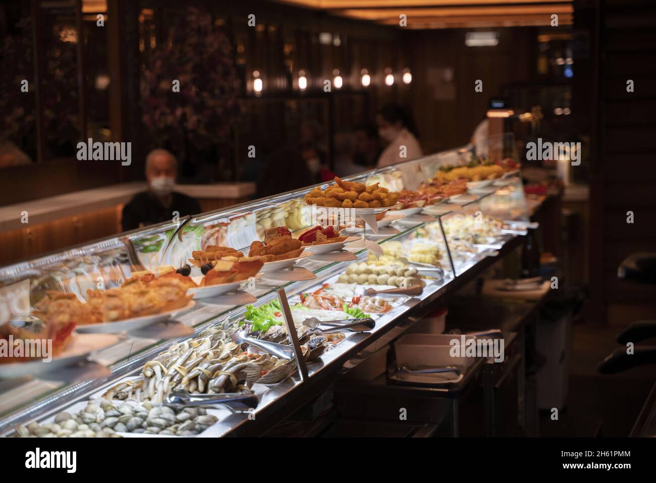 SAINT-JACQUES-DE-COMPOSTELLE, ESPAGNE - 13 octobre 2021 : une belle vue sur un bar à tapas typiquement espagnol à Saint-Jacques-de-Compostelle, Espagne Banque D'Images