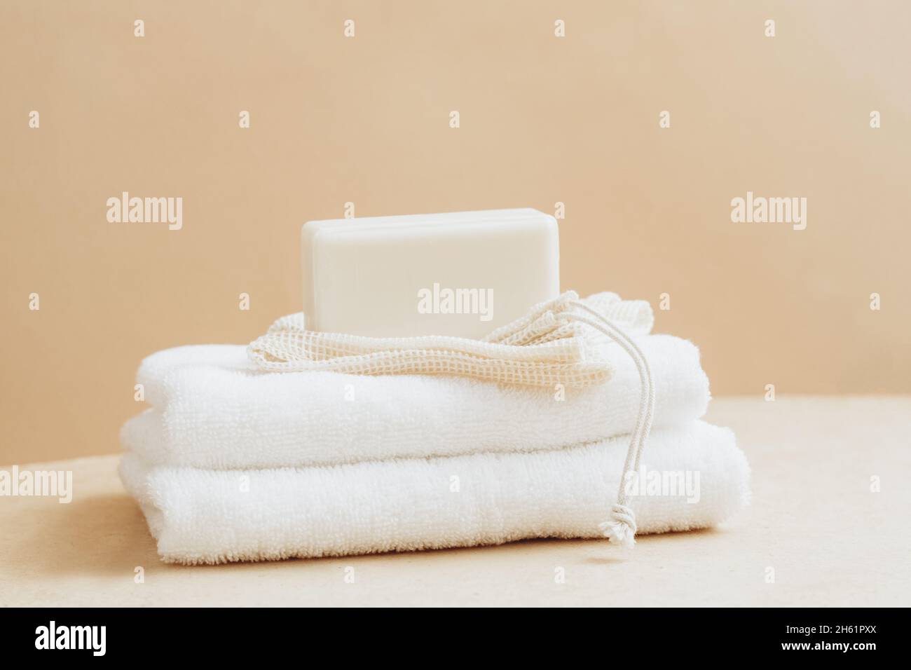 Barres de savon en matières premières naturelles blanc doux serviette beige fond.Cosmétiques biologiques.Concept de santé spa Banque D'Images