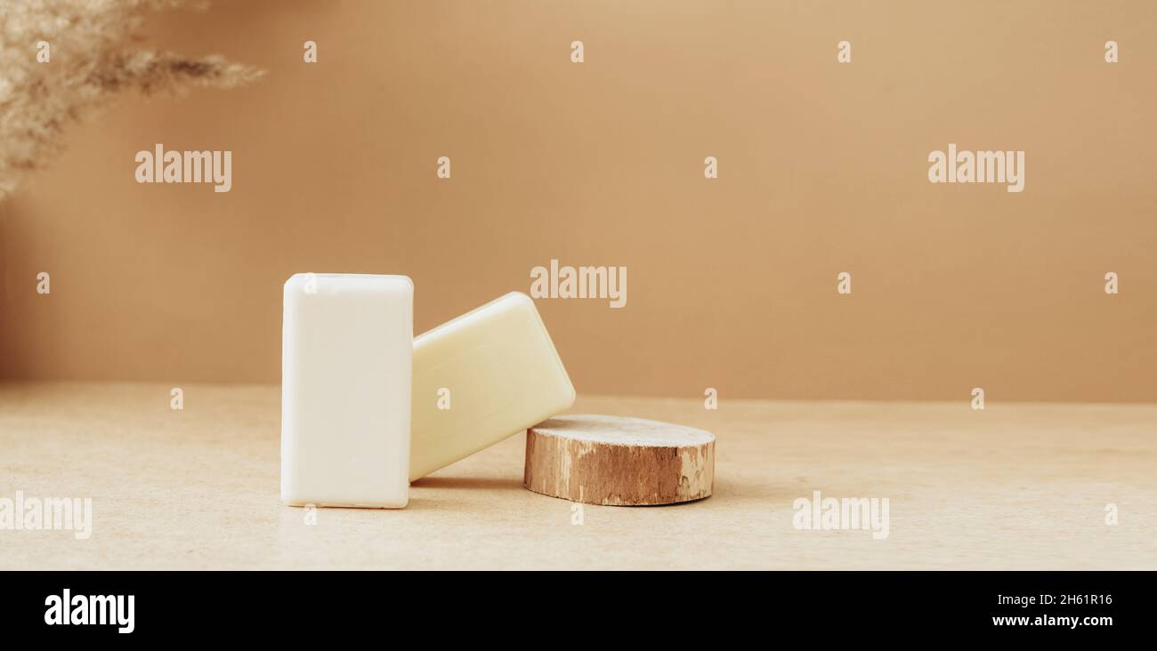 Barres de savon en matières premières naturelles fond beige.Cosmétiques biologiques concept santé spa cosmétiques naturels Banque D'Images