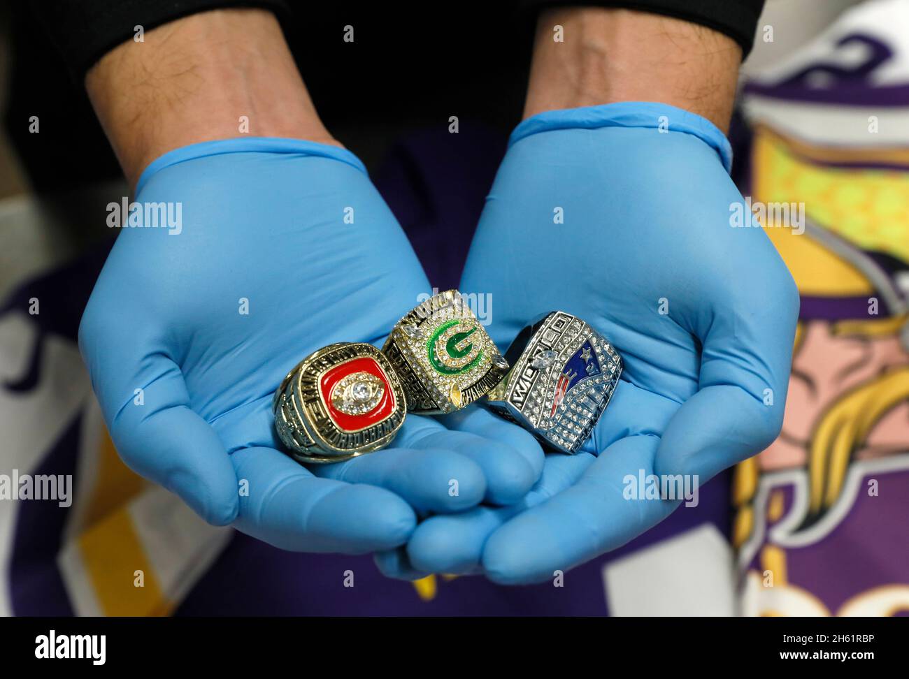 Les bagues Super Bowl contrefaites récemment confisquées reposent dans les palmiers d'un agent des opérations sur le terrain du Bureau des douanes et de la protection des frontières des États-Unis, à Minneapolis, au Minnesota, le 31 janvier 2018 Banque D'Images
