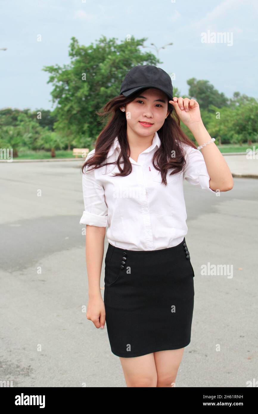 Jolie jeune femme vietnamienne en chemise blanche et jupe avec capuchon noir  Photo Stock - Alamy