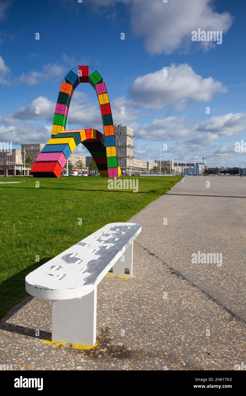 Le Havre, France - octobre 13,2021 : installation contemporaine colorée Catene de Containers par Vincent Ganivet dans le port de Southampton du Havre Banque D'Images