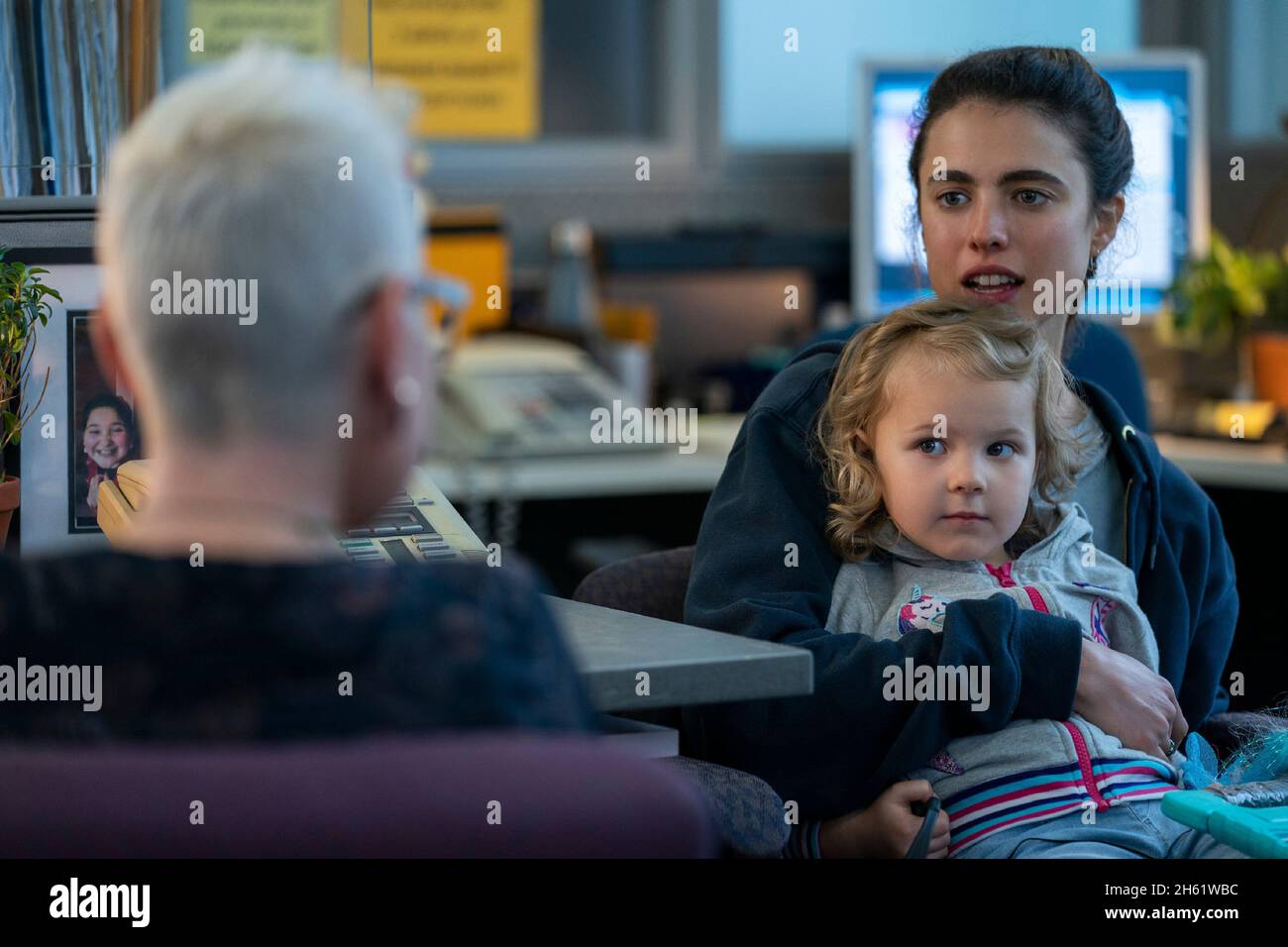 MAID (de gauche à droite) RYLEA NEVAEH WHITTET comme MADDY et MARGARET QUALLEY comme ALEX dans l'épisode 101 de 'Maid' photo Credit: Ricardo Hubbs / Netflix / The Hollywood Archive Banque D'Images