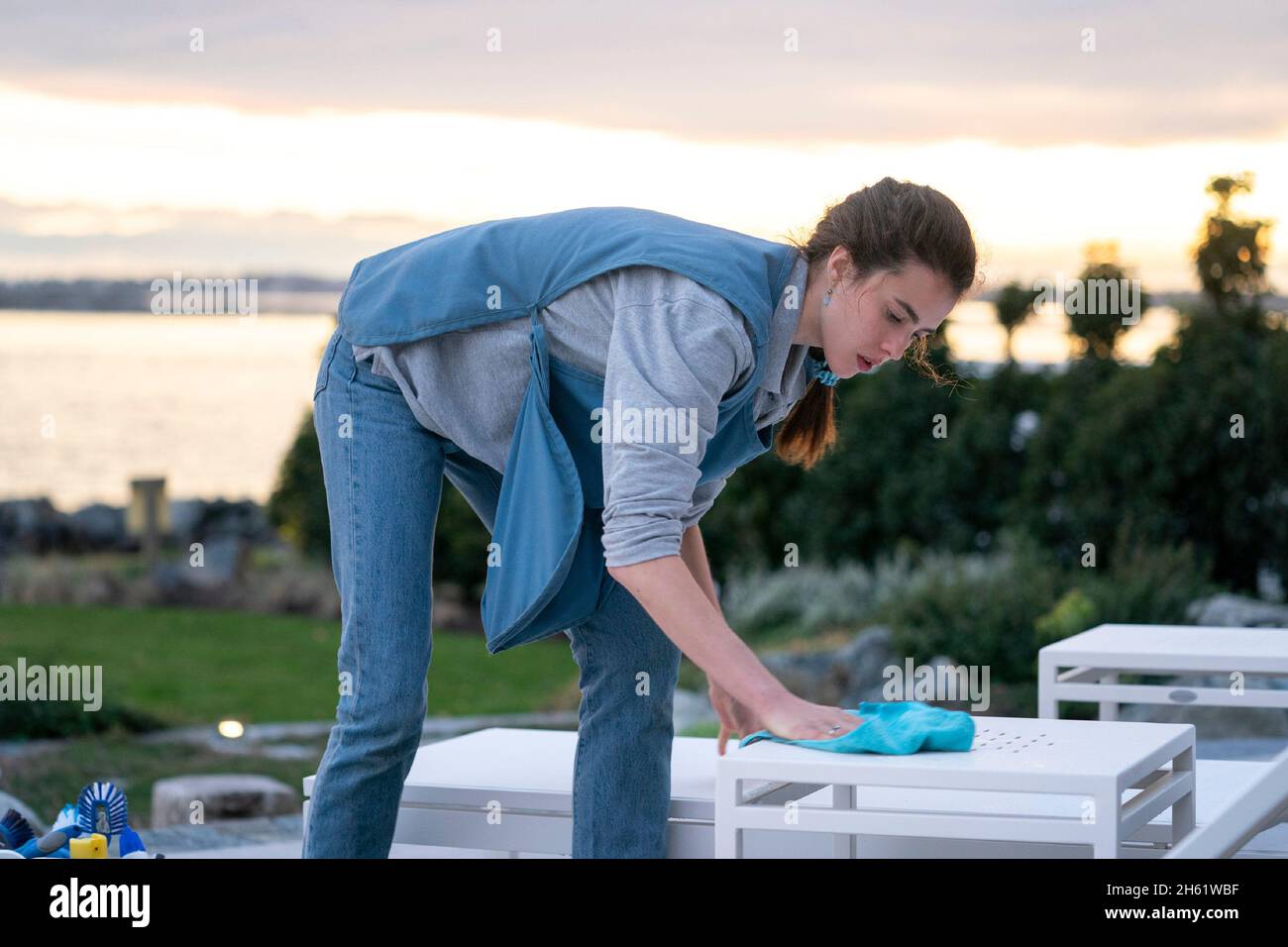 MAID (de gauche à droite) MARGARET QUALLEY comme ALEX dans l'épisode 101 de 'Maid' photo Credit: Ricardo Hubbs / Netflix / The Hollywood Archive Banque D'Images