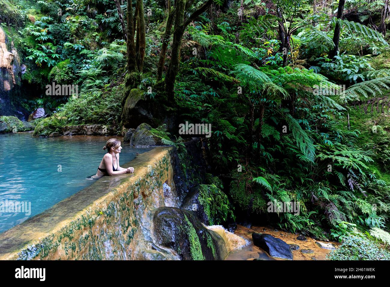Femme se baignant dans de belles piscines thermales de Caldeira Velha, Sao Miguel, Açores, Portugal Banque D'Images