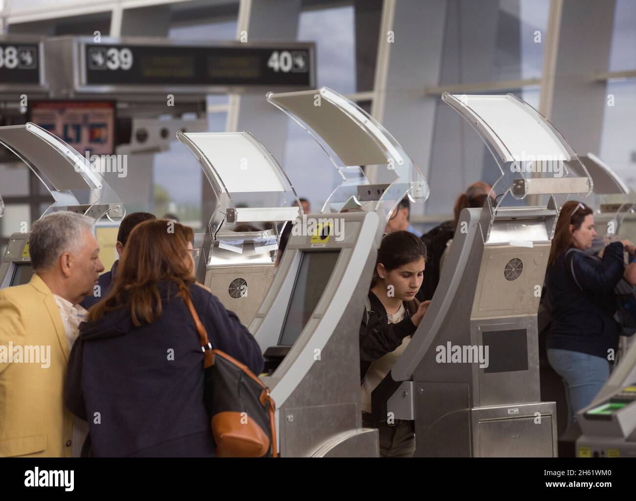 Bureau des opérations sur le terrain des douanes et de la protection des frontières des États-Unis, les agents effectuent des opérations de contrôle standard des arrivées à l'aéroport international de Miami, en Floride, le 10 janvier 2018. Banque D'Images