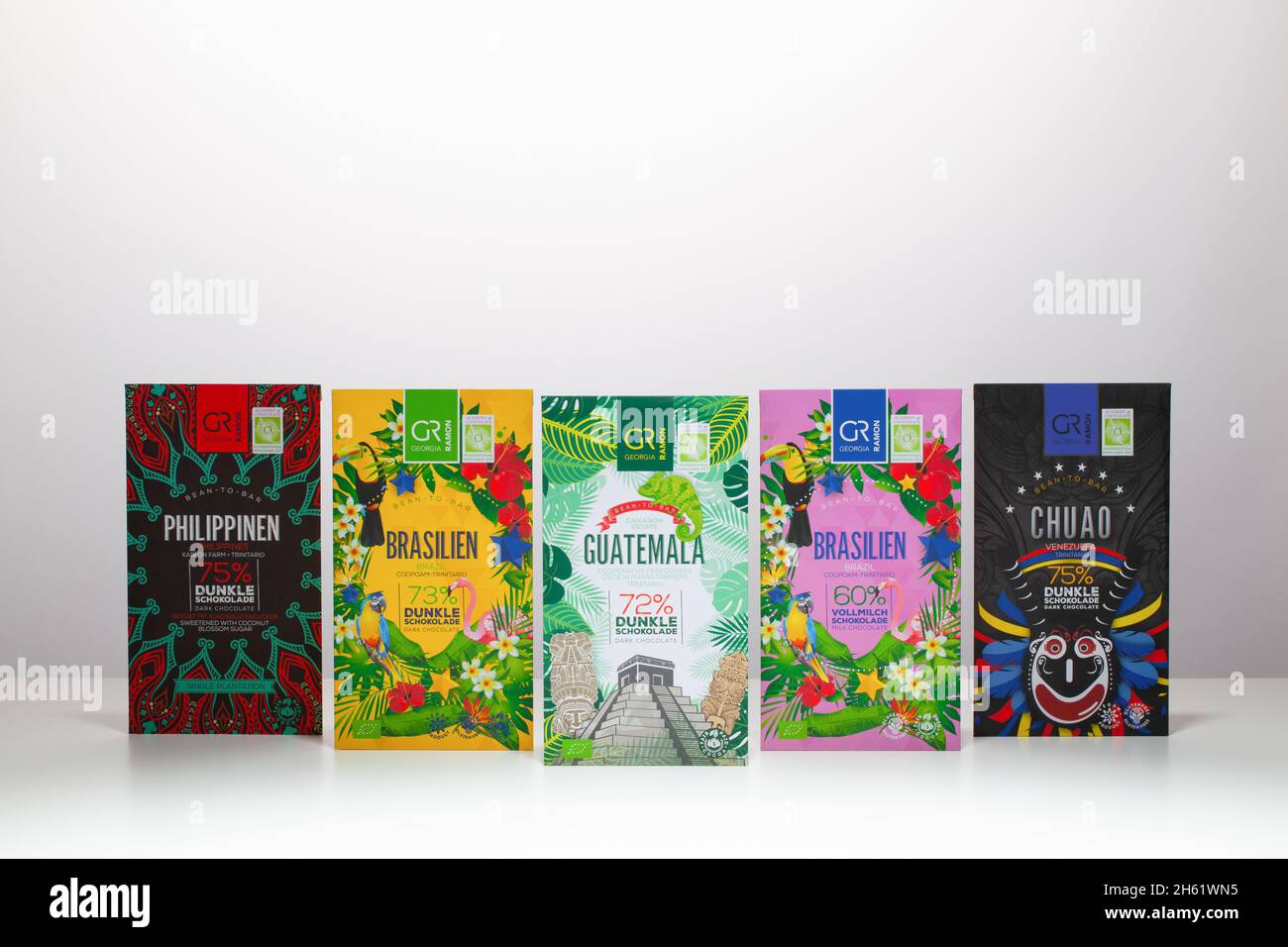 Prague, République tchèque - 6 novembre 2021 : différents chocolats Georgia Ramon.La société Georgia Ramon est la première machine à café de grains de café allemands. Banque D'Images