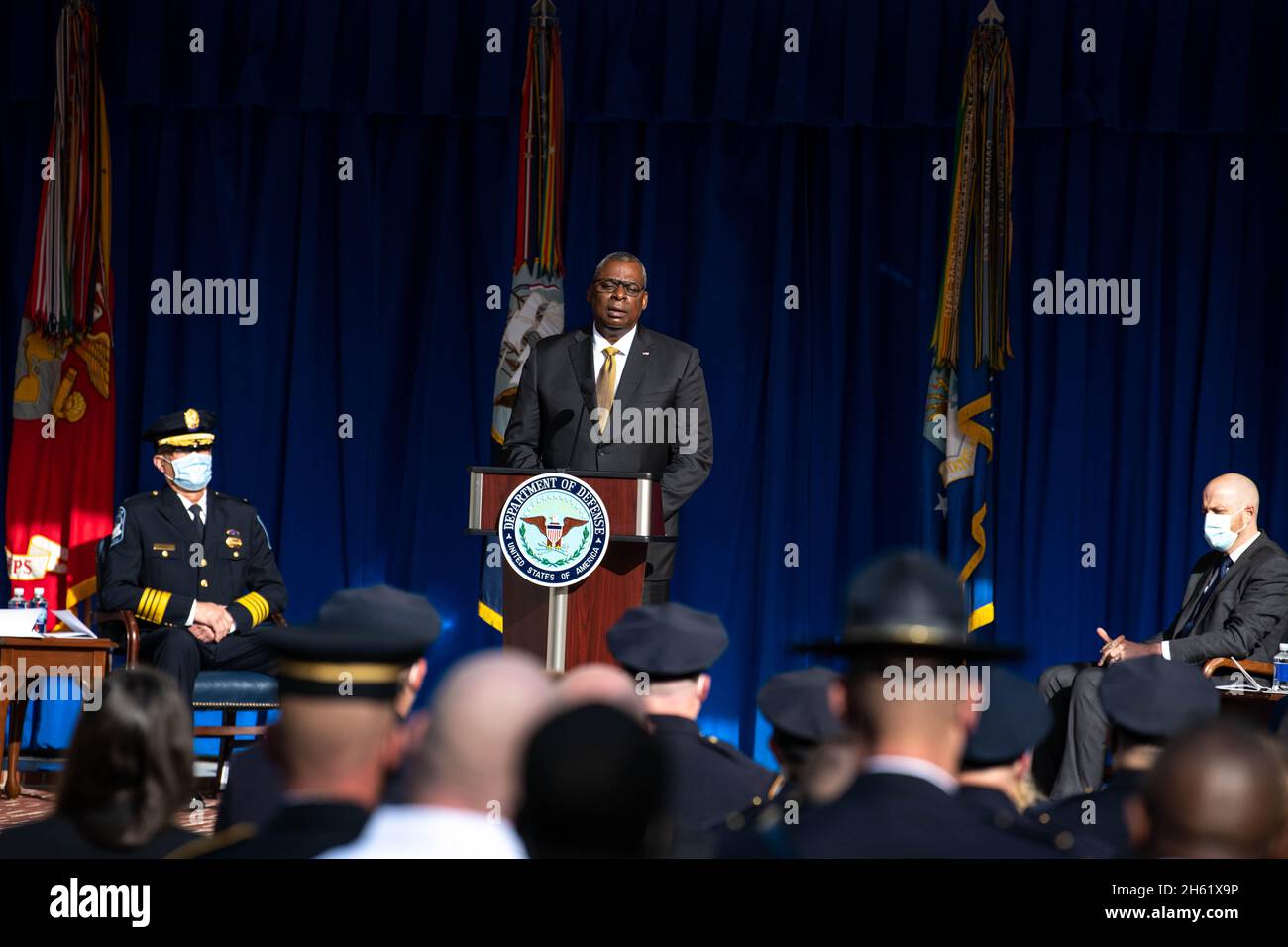 Arlington, États-Unis d'Amérique.08 janvier 2021.Le secrétaire américain à la Défense, Lloyd Austin III, parle lors d'un mémorial pour le Cpl, officier de police.George Gonzalez au Pentagone le 4 novembre 2021 à Arlington, Virginie.Gonzalez a été tué dans l'exercice de ses fonctions lors d'une attaque à la station de métro du Pentagone.Crédit : SSTGT.Jack Sanders/DOD photo/Alamy Live News Banque D'Images