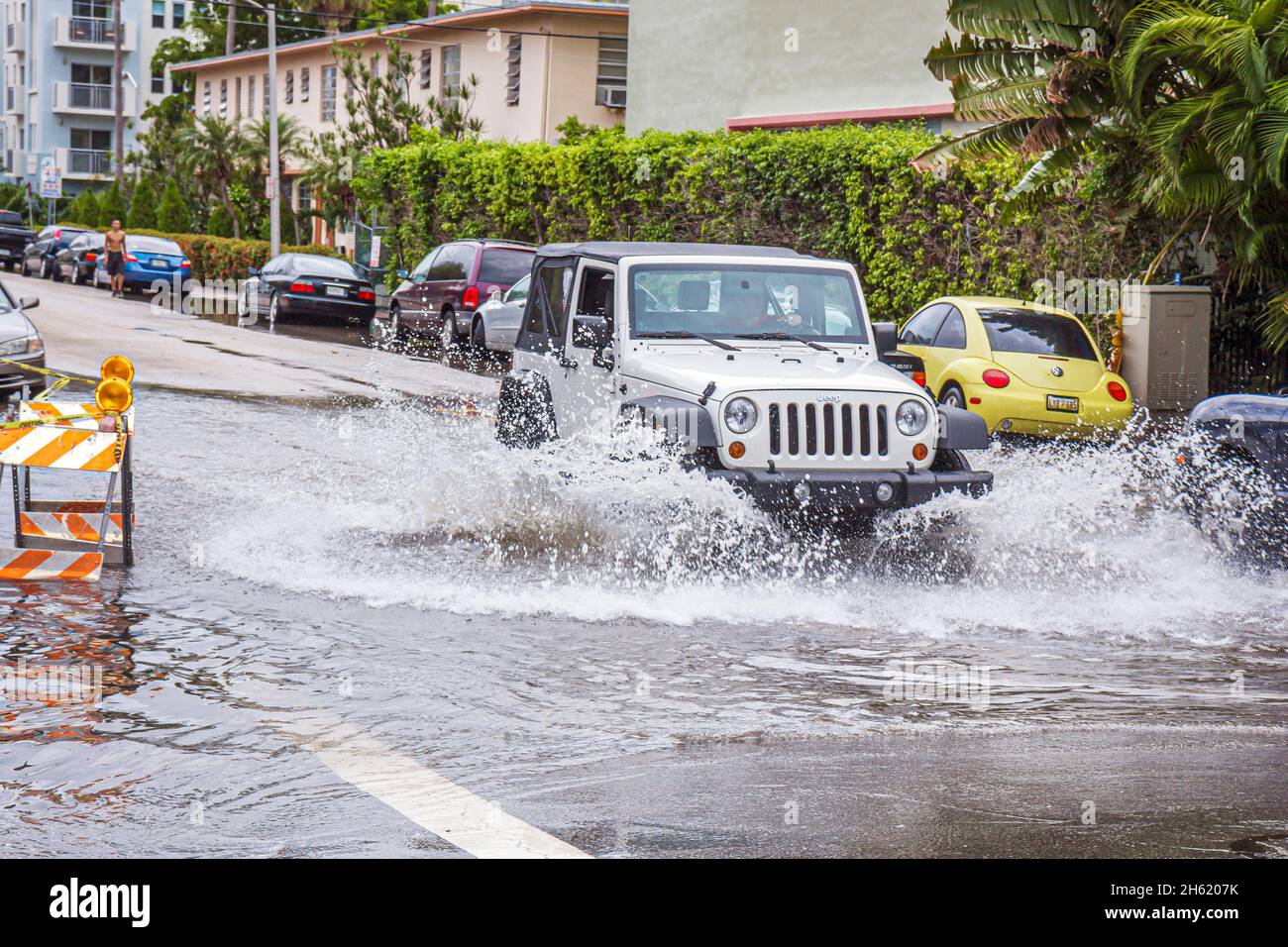 Miami Beach Florida, Alton Road, marée haute, inondation de rue Jeep voiture automobile barbotage changement climatique marées montantes Banque D'Images