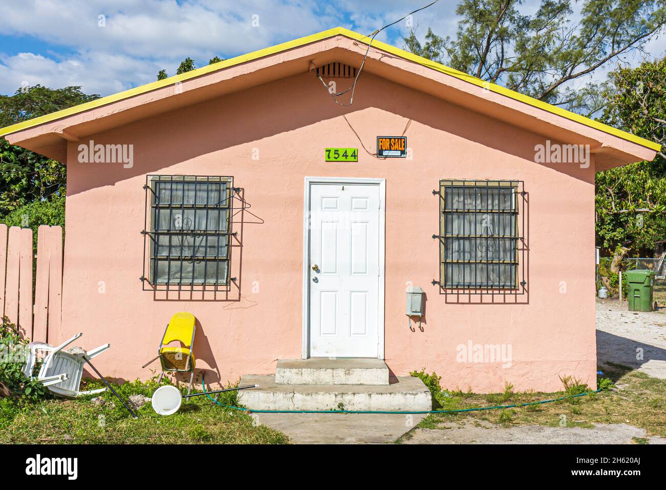 Miami Florida,Little Haiti,maison résidence, faible revenu pauvre quartier porte fenêtre entrée bars de sécurité Banque D'Images