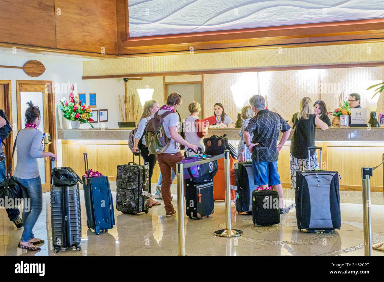 Honolulu Hawaii, Waikiki Beach, Kuhio Avenue, Hilton, réception de l'hôtel, réservations à la réception, enregistrement de la file d'attente des clients bagages Banque D'Images