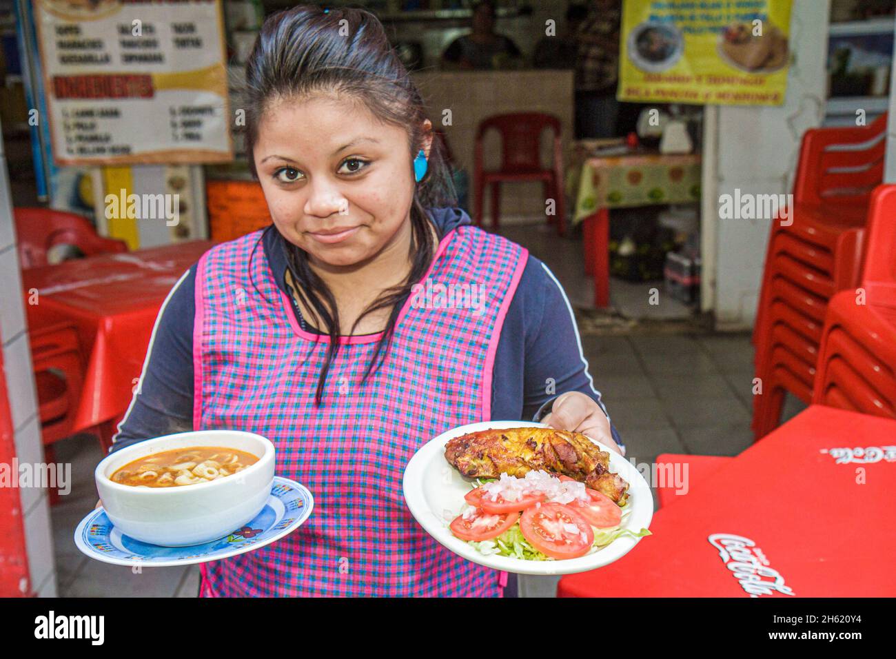 Cancun Mexique, Mexicain, Mercado 23, femme hispanique, serveuse serveur employé de restaurant servant soupe salade poulet rôti Banque D'Images