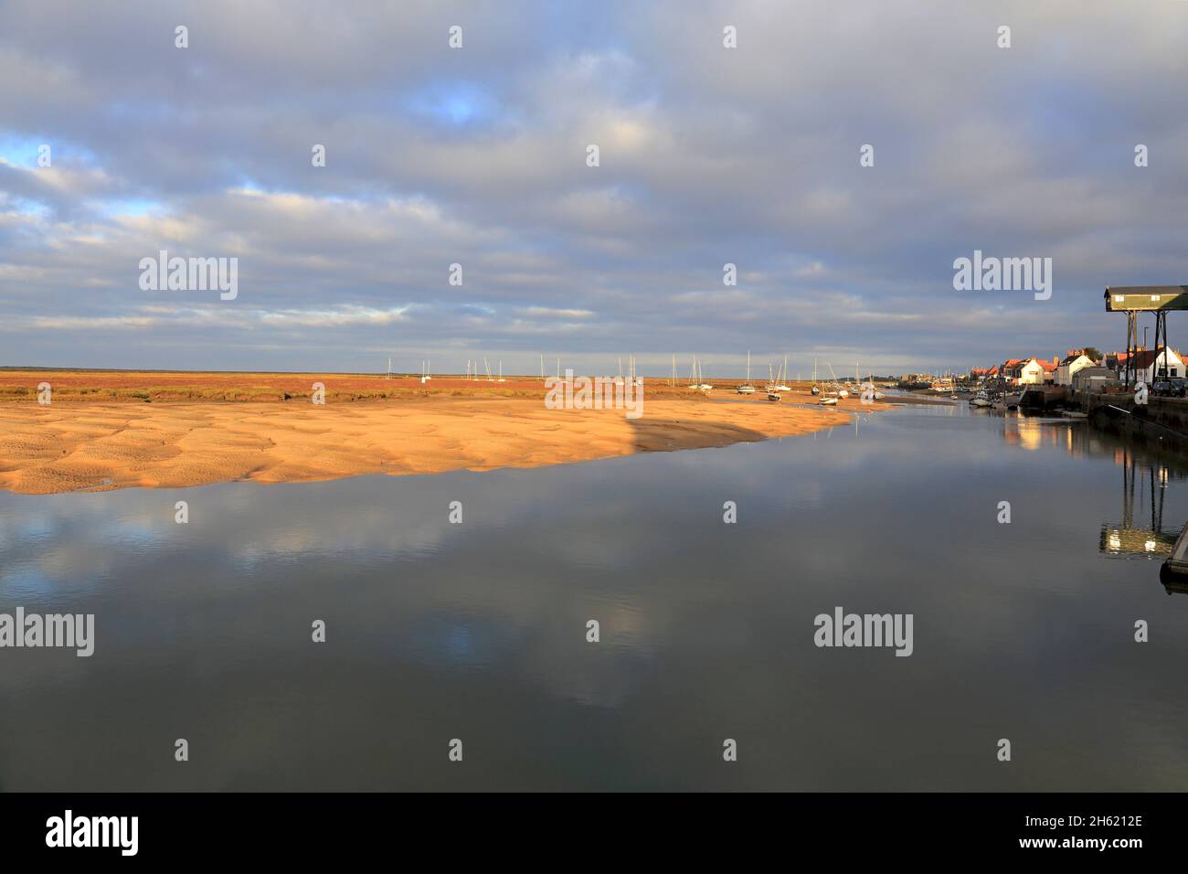 Mudflats et marais salés de la piste Peddars Way, près du port, à marée basse, à Wells-Next-the-Sea, Norfolk, Angleterre, Royaume-Uni. Banque D'Images